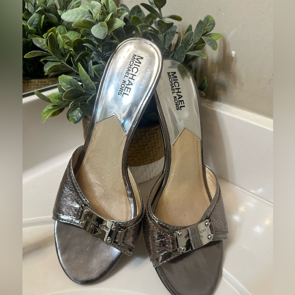 🎀🛍️Michael Kors Metallic Silver Sling Heels🎀🛍️